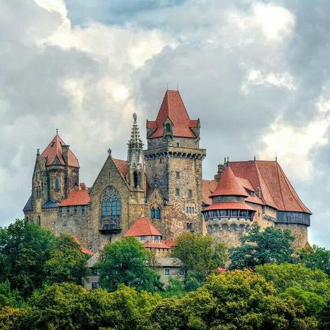 Castle Kreuzenstein, Austria Kreuzenstein Castle, Mansion Homes, Old Castle, Chateau Medieval, Castle Mansion, European Castles, Manor Houses, Castle In The Sky, Castle Ruins