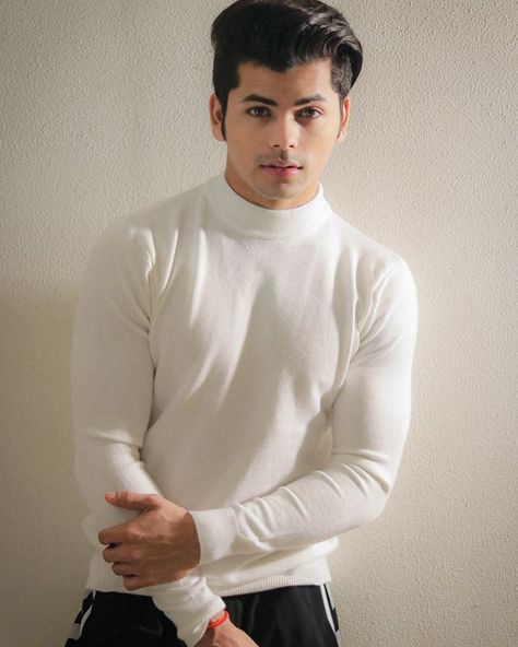 Casual Techwear, Avengers Actors, Indian Hair Color, Comedy Nights With Kapil, Hd Dp, Siddharth Nigam, Handsome Celebrities, Face Cut, White Clothes