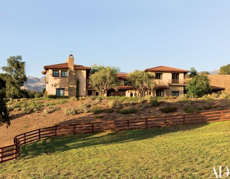 Spanish Style Ranch Homes, Spanish Ranch Style Homes, Hacienda Homes, Ranch House Designs, California Ranch, Rustic Exterior, Spanish Style Home, Casas Coloniales, Santa Ynez