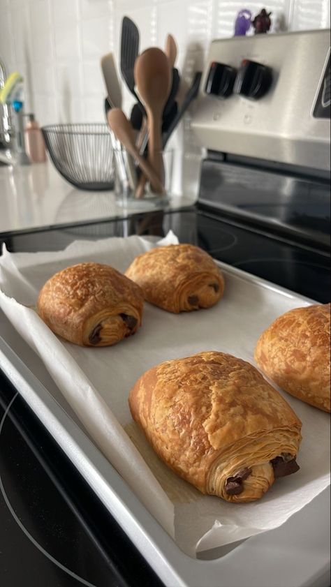 pan au chocolate Fireplace Books, Hestia Aesthetic, Aesthetic Food Photography, Chocolate Croissants, Breakfast Aesthetic, Family Baking, French Bakery, Chocolate Croissant, Chocolate Nutella