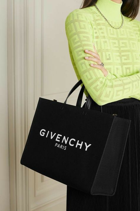 👜🛍 Givenchy Tote Bag, Printed Canvas Bag, Big Mama, Givenchy Bag, Givenchy Paris, Divine Design, Fancy Bags, Black And White Canvas, Printed Canvas