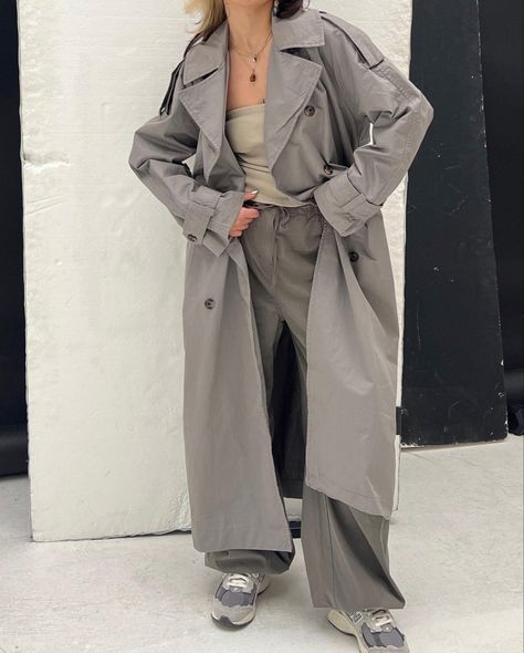 Long Grey Trench Coat Outfit, Light Grey Trench Coat Outfit, Gray Trench Coat Outfit, Trench Coat Ideas, Grey Trench Coat Outfit, Oversized Trench Coat Outfits, Denim Coat Outfit, Hoodie Trench Coat, Beige Trench Coat Outfit