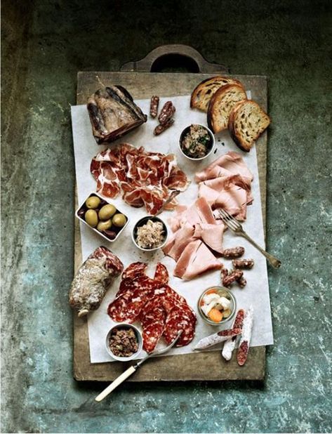 The Grazing Table: Wedding Eats Get Super Chill Charcuterie Recipes, Think Food, Snacks Für Party, Cheese Boards, Cured Meats, Food Presentation, Beautiful Food, Food Glorious Food, Food Photo