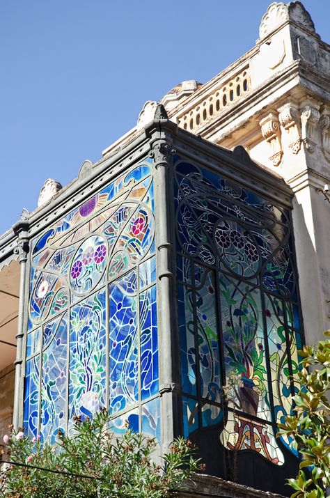 Architecture Art Nouveau, Glass Balcony, Modernist House, زجاج ملون, Art Nouveau Architecture, Beautiful Windows, Art Stained, Alam Yang Indah, Leaded Glass