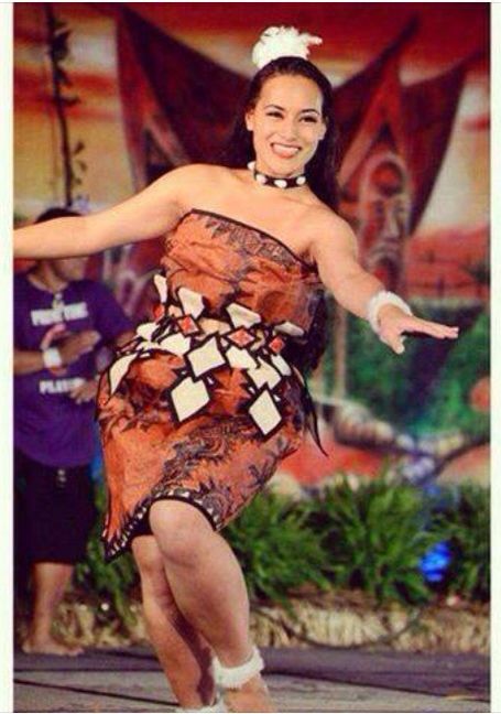 Beautiful Tongan Maiden Traditional Tauolunga Dress Tauolunga Costumes, Tongan Clothing, Tongan Wedding, Samoan Dance, Tongan Culture, Tonga Island, Polynesian Dance, Tapa Cloth, Poly Dress