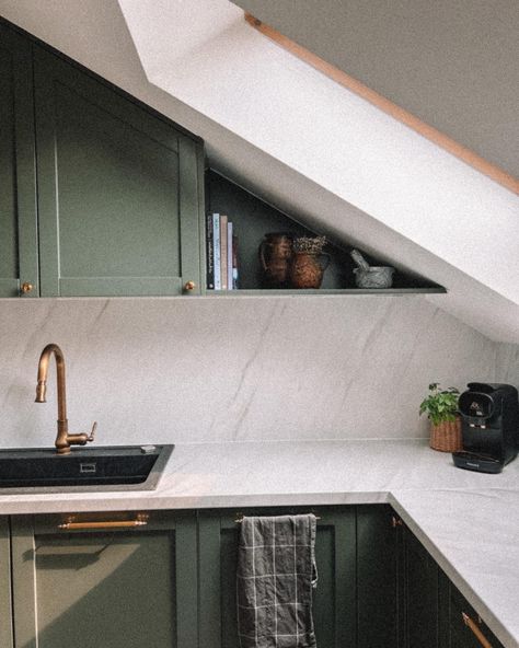 Dark Green Countertops, Concrete Quartz Countertops, Green Vintage Kitchen, Cement Kitchen, Kitchen With Marble, Dark Green Vintage, Green Countertops, 2022 Kitchen, Instagram Kitchen