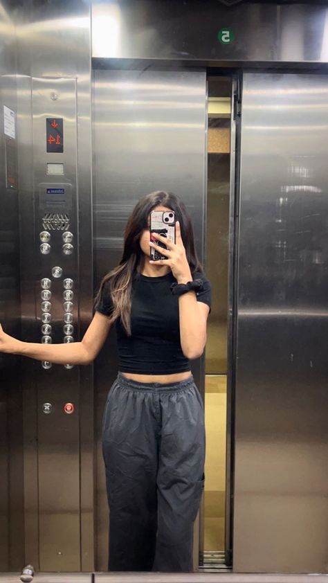 Lift Selfie Ideas, Quick Outfits, Friend Photoshoot, Photo Poses, Quick Saves