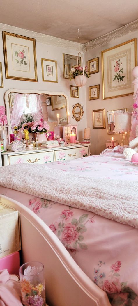 Center Window Bedroom Design, Vintage Princess Bedroom, Pink Romantic Bedroom, Pink Vintage Aesthetic Room, Loveshackfancy Aesthetic Bedroom, Coquette Bedroom Wall, Vintage Girly Room, Pink Cottagecore Room, Vintage Feminine Bedroom