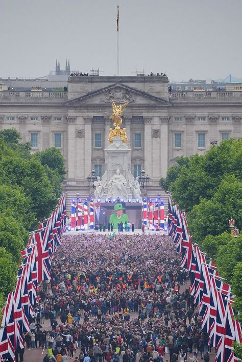 Royal Lodge, Prince George Alexander Louis, London Dreams, Royal Uk, The Royals, Trafalgar Square, Duke Of York, British Monarchy, Windsor Castle