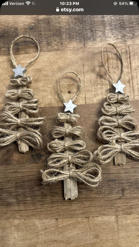 Hessian Christmas Tree, Twine Crafts Christmas, Twine Xmas Trees, Twine Christmas Decorations, Christmas Decoration Homemade, Drift Wood Christmas Ideas, Diy Twine Christmas Ornaments, Jute Christmas Trees Diy, Diy Christmas Decorations Tree