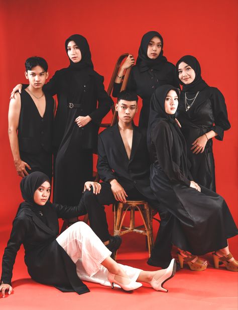 Black Outfit Group Photoshoot, 6 People Group Photo, Pictorial Poses Photo Shoots Studio, Mafia Photoshoot Ideas, Mafia Photoshoot, Group Shot Photography, Vogue Poses, Group Shoot, Group Photoshoot