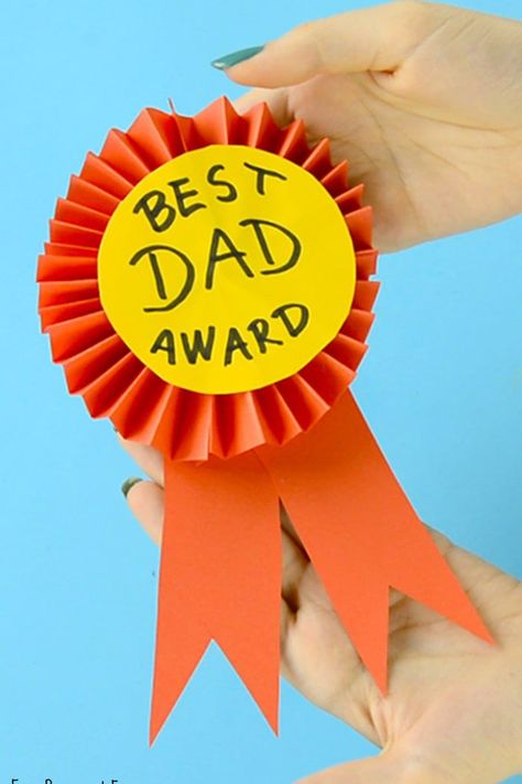 20+ Easy Father's Day Craft Ideas - Homemade Gifts for Dad Fathers Day Crafts Preschool, Homemade Gifts For Dad, Diy Father's Day Crafts, Dad Crafts, Father's Day Craft, Easy Fathers Day Craft, Fathers Day Art, Diy Gifts For Dad, Diy Xmas Gifts