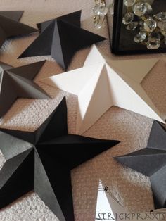 3d Star, Navidad Diy, Xmas Diy, Diy Crafts To Do, Paper Stars, Winter Diy, Christmas Deco, Christmas Inspiration, Pom Poms