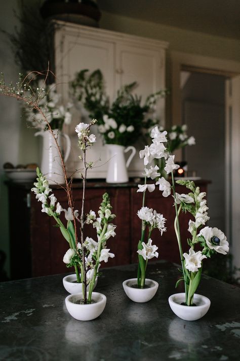 White Ikebana Arrangements, White Ikebana Wedding, Asian Inspired Floral Arrangements, Anemone Ikebana, Ikebana Wedding Table, Wax Flower Arrangement, Ikebana Centerpiece Wedding, Ikebana Tablescape, Ikebana Flower Arrangement Wedding