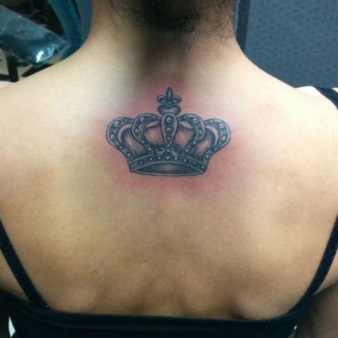 23 Awesome Upper Back Tattoos for Women Back Tattoo Women Upper, Lion And Rose Tattoo, Lower Back Tattoo Designs, Tattoo Son, Upper Back Tattoos, Crown Tattoo Design, Omerta Tattoo, Queen Tattoo, King Tattoos