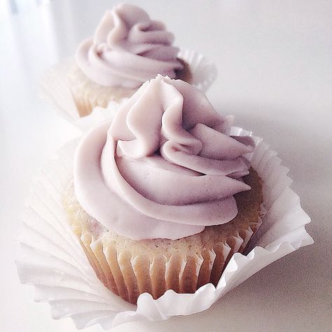 Taro cupcake with coconut, taro buttercream frosting Taro Cupcakes, Cake Classes, Baking Fun, Crazy Ideas, Cupcake Art, Sweet Art, Buttercream Recipe, Food Pics, Class Ideas