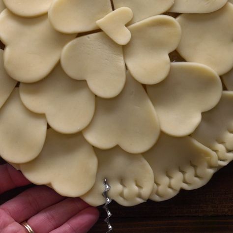 8 Pie Crust Hacks Recipe & Video | TipHero Christmas Pie Crust Designs, Pie Crust Hacks, Braided Pie Crust, Pretty Pie Crust, Creative Pie Crust, Fancy Pie Crust, Pie Crust Art, Beautiful Pie Crusts, Creative Pies