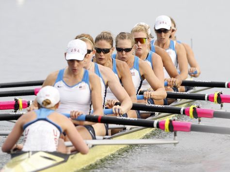 The gold-medal winning U.S. rowing team — coxswain at lower left — at the 2008 Olympic Games in Beijing. Rowing Coxswain, Athlete Problems, Rowing Photography, Rowing Quotes, Women's Rowing, Rowing Team, Rowing Crew, Rowing Workout, Row Row Your Boat