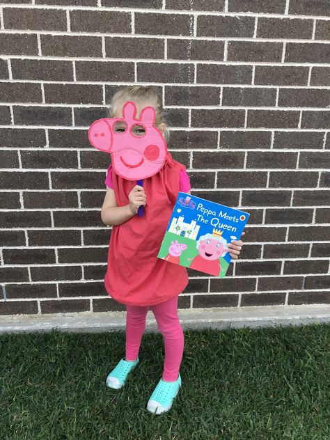 Peppa pig costume from pillow case Peps Pig Costume, Peppa Pig Family Costume, Pig Costume Diy, Peppa Pig Costume, Peppa Pig Books, Peppa Pig Dress, British Icons, Pig Costume, Peppa Pig Family