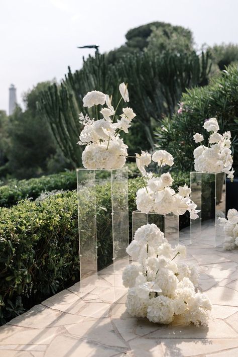 Discover how to create the perfect all-white wedding with tips on venue selection, decor, attire, and more. Tulip Arch Wedding, Classy White Wedding Decor, Wedding Reception White Flowers, White Flowers Wedding Ceremony, White Wedding Ceremony Flowers, Hotel Du Cap Ferrat, Ceremony Installation, Modern Wedding Florals, Floral Installation Wedding