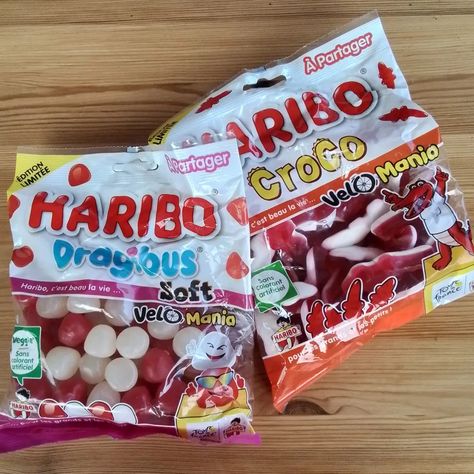 Haribo à sortit deux paquets de bonbons spéciales pour le vélo mania . Un paquet de crocodile unique ainsi qu’un paquet de drqgibus rouge et blanc. #haribo #bonbon #dragibus #crocodile #velomania 2024 Vision, Pop Tarts, Tart, Snack Recipes, Vision Board, Snacks, Packaging, Collage, Halloween