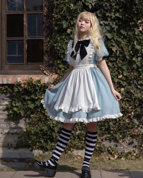 🥳Alice vibes Lolita dress with black sash and big bow design, paired with an apron. 👉Search 'TIMEW-016' on devilinspired.com #devilinspired #lolitacoord #lolitafasion #aliceinwonderland #eglcommunity #elegantdress #elegantoutfit Black Alice In Wonderland, Alice Halloween, Alice In Wonderland Outfit, Alice Costume, Alice Cosplay, Alice In Wonderland Dress, Alice In Wonderland Costume, Wonderland Costumes, 2024 Halloween