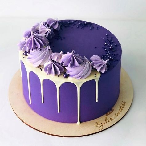 Beautiful purple cake Buttercream Flowers Cupcakes, Easy Buttercream Frosting, Purple Cakes Birthday, White Birthday Cakes, Purple Cake, Purple Cakes, Buttercream Cakes, Cake Decorating Frosting, Buttercream Recipe