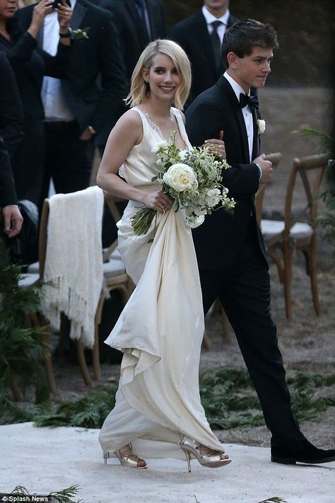 Bridesmaid! Emma Roberts served as a bridesmaid for her fashion designer friend Kara Smith's wedding to photographer Nick Walker in Santa Ynez, California on November 14, 2015 Emma Roberts Style, Always A Bridesmaid, Best Wedding Guest Dresses, Couture Bridal Gowns, Wedding Guest Style, Glamour Uk, Styling Fashion, Melbourne Wedding, Glamorous Wedding