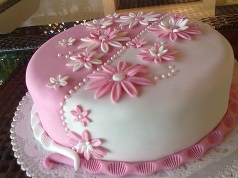 Pink Flower Cake, Kue Fondant, Tårta Design, Cake With Flowers, Buttercream Frosting Recipe, Creative Cake Decorating, Cake Decorating Frosting, Fondant Flowers, Cake Decorating Designs