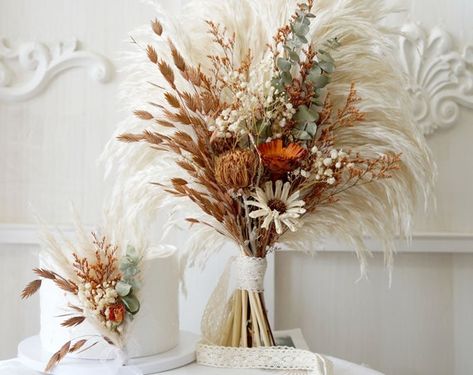 Natural Wedding Flowers, Pretty Bouquet, Pampas Grass Bouquet, Bridal Bouquet Fall, Feuille Eucalyptus, Prettiest Bouquet, Grass Wedding, Natural Flowers, Fall Wedding Bouquets