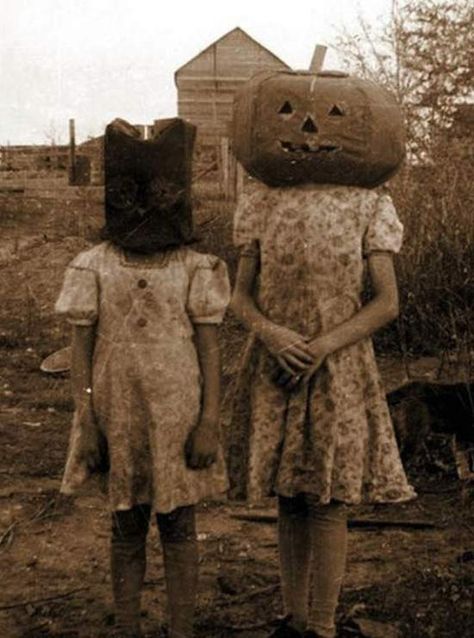 Vintage Bizarre, Creepy Halloween Costumes, Dekorasi Halloween, Scary Kids, Vintage Halloween Photos, Photo Halloween, Owl Costume, Mascaras Halloween, Creepy Kids