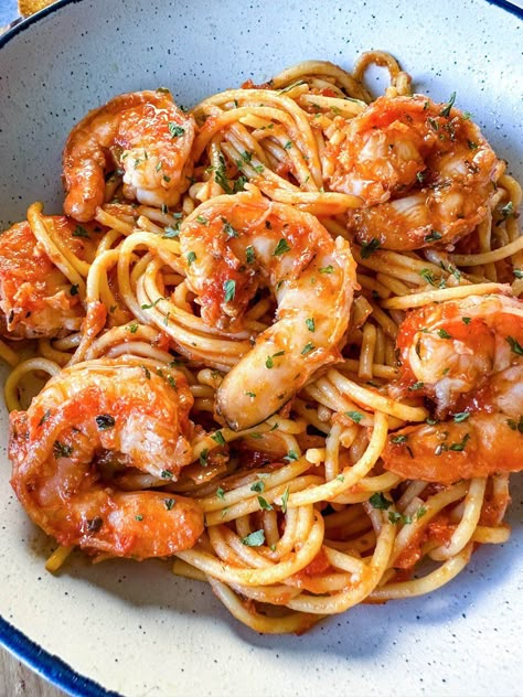 This shrimp spaghetti recipe is the perfect choice for an easy-to-make dinner that's sure to impress. Combining succulent shrimp with a flavorful garlic and tomato sauce, this dish offers a delicious blend of tastes and textures and is a great way to switch up the classic version. Spagetti Recipe, Shrimp Spaghetti, Homemade Marinara Sauce, Fun Meals, Louisiana Recipes, Cheap Meal Ideas, Spaghetti Recipe, Simple Family Meals, Homemade Marinara