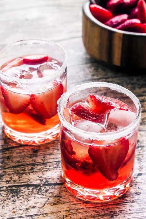 Gin Smash Recipe, Strawberry Cocktail Recipe, Gin Smash, Fourth Of July Recipes, Gin Drink Recipes, Best Gin Cocktails, Strawberry Gin, Classic Gin Cocktails, Strawberry Cocktails