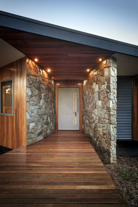 Entryway to a Warragul environmentally green family home Contemporary Kitchen Decor, Sustainable House Design, Contemporary Door, Casa Exterior, Stone Walls, House Exteriors, Container House Design, Eco House, Mid Century Modern House