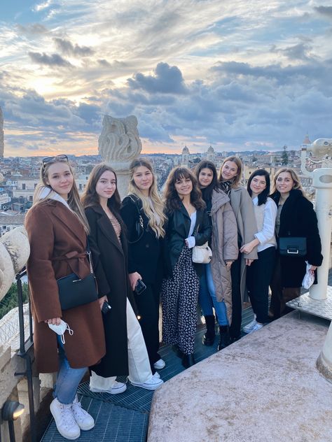 Cousins Friendship, Sightseeing Aesthetic, 5 Days In Paris, College Books, Friends Group, Model Poses Photography, Italy Vacation, Friend Poses, Friend Photoshoot