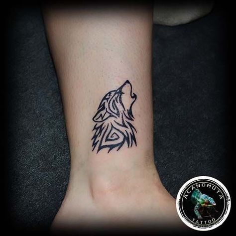 Simple Wolf Tattoo, Wolf Tattoos For Women, Geometric Wolf Tattoo, Small Wolf Tattoo, Cool Animal Tattoos, Tattoo Wolf, Tiny Wrist Tattoos, Petit Tattoo, Animal Tattoo Ideas