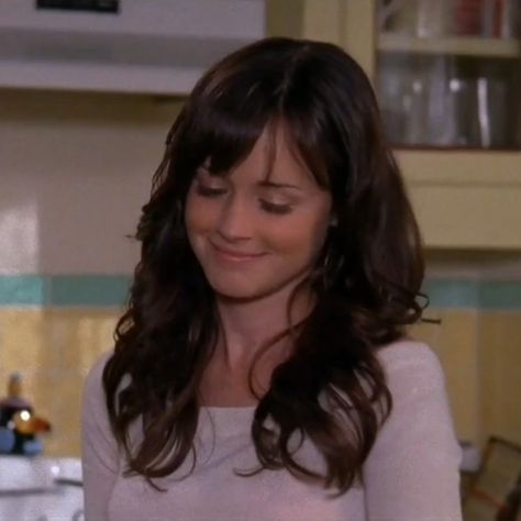 Rory Gilmore Bangs Hairstyles, Alexis Bledel Bangs, Rory Outfits, Rory Gilmore Hair, Gilmore Style, Cute Pfps, Gilmore Girls Seasons, Team Logan, Gilmore Girl