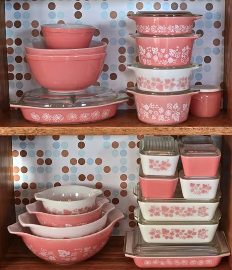 pink vintage pyrex, I have this exact pattern, just looking for one more pyrex bowl to match my set of three! LOVE this color and style! Vintage Pyrex Collection, Pyrex Display, Pink Pyrex, Pyrex Dishes, Pyrex Collection, Pyrex Bowls, Vintage Kitchenware, Pink Kitchen, Vintage Dishes