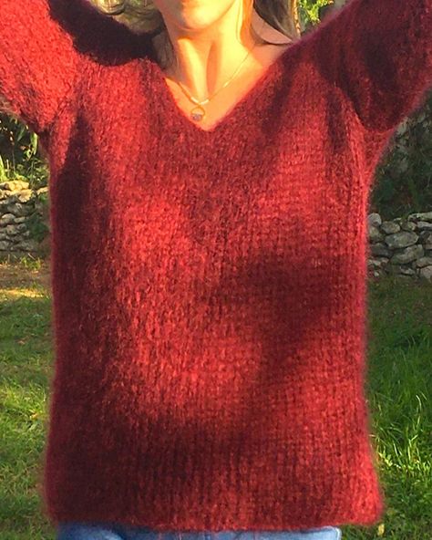 Voici un modèle très facile à réaliser dans une belle laine Kit mohair, le tout en vente à la Droguerie une adresse bien connue et… depuis longtemps par les adeptes des loisirs créatifs. #tricot #pullenlaine #laine #tricotaddict #knitting #knittingaddict #mohair #ladroguerie #diy Mohair Cardigan, Diy Couture, Easy Sewing, To Do List, Alpaca, Knitted Sweaters, Couture, Paris, Sewing