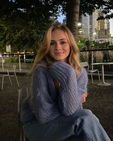 emma on Instagram: "chunky knits only" New York Park, Blue Sweater Outfit, Periwinkle Sweater, Study Outfit, Winter Outfits Aesthetic, Chunky Knits, Outfit Plan, Autumn Fits, New York Aesthetic