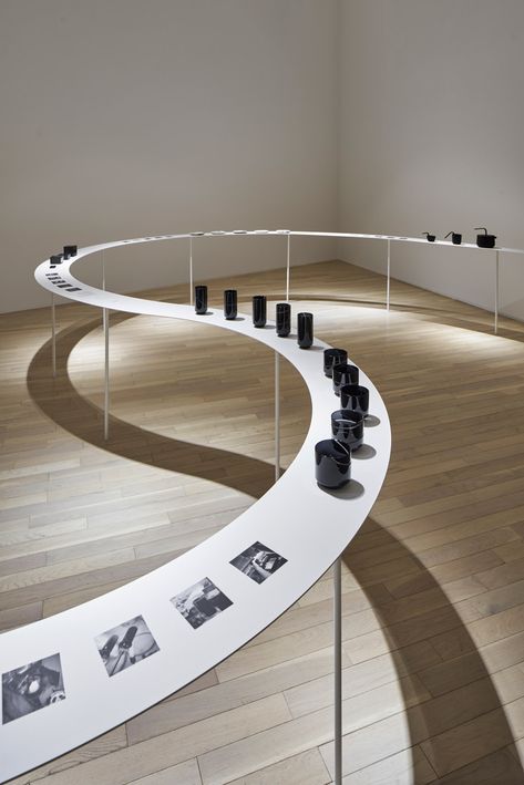 Nendo designs sinuous display for Tokyo tableware exhibition Minimal Exhibition Design, Unique Exhibition Design, Model Display Ideas, Round Display Table, Sculpture Display, معرض فني, Exhibition Display Design, Nendo Design, Museum Display