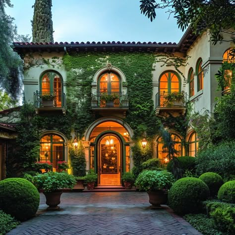 Arianna Huffington’s Serene Los Angeles Home Los Angeles Architecture Home, Los Angeles Aesthetic House, Los Angeles Apartment Exterior, Los Angeles Homes Exterior, Homes In Los Angeles, Los Angeles Apartment, Italianate Architecture, Hollywood House, Los Angeles House