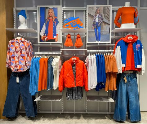 Small Store Design, Visual Merchandising Fashion, Wall Blue, Male Portrait Poses, Clothing Store Displays, Fashion Displays, Fotografi Digital, Store Design Interior, Clothing Retail