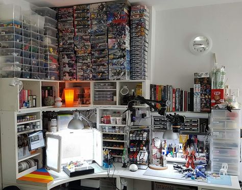 Gundam Workstation, Gunpla Workstation, Hobby Setup, Working Desk Design, Hobby Workbench, Craft Area Organization, Hobby Room Design, Dream Art Room, Basement Workshop