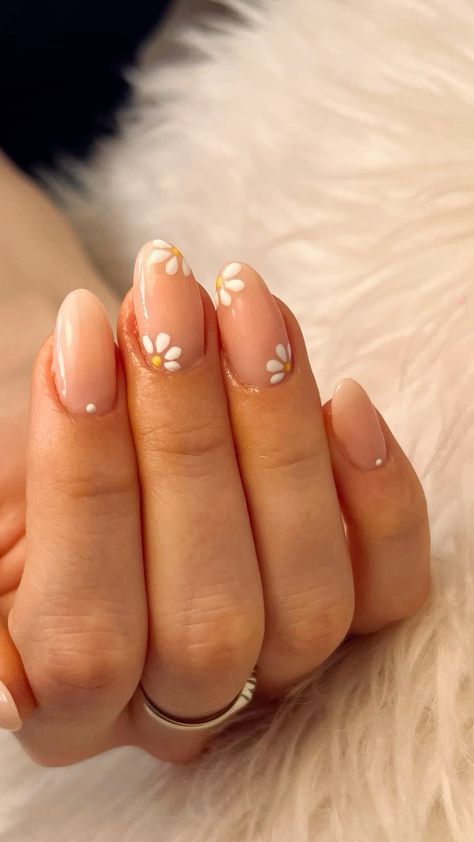 Nails Flower Simple, Minimal Daisy Nails, Nail Art Small Flowers, Tan Flower Nails, Simple Nail Ideas Oval Shape, Nail Art Design For Birthday, Neutral Floral Nails Short, Simple Summer Nails With Flowers, Minimal Flower Nail Design