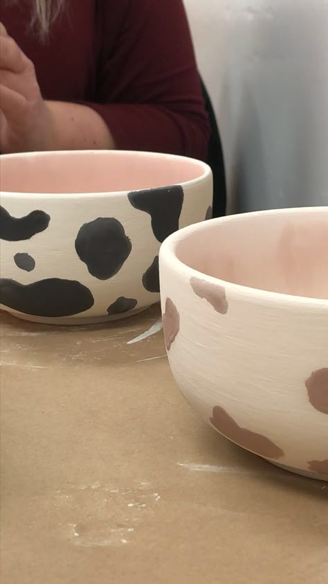 Ceramics Cafe Ideas Design, Easy Pottery Glaze Ideas, Pottery Painting Ideas Aesthetic Easy, Pottery Place Ideas Painting, Color Me Mine Ideas Inspiration Easy, Ceramic Bowl Painting Ideas Aesthetic, Pottery Painting Ideas Aesthetic Bowl, Painting Mugs Ideas Easy, Pottery Painting Ideas Easy Ceramic Plates