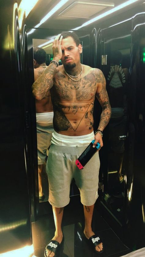 Chris Brown How We Roll, Chris Brown Shirtless, Chris Brown Photos, Chris Brown Art, Fade Beard, Chris Brown X, Chris Brown Pictures, Brown Pictures, Chris Breezy