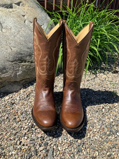 This classic brown western cowboy boot by R. Watson completes the perfect look for any occasion. R. Watson presents these brown bay apache cowhide western boots. These boots have a double row stitch pattern, R. Watson comfort system, all leather stacked heel, counters, solid steel shank, and 10 iron outsole and are 13″ total in height. Medium Round Toe Brown Bay Apache Cowhide Leather 13" Height Double-Row Stitching R. Watson Comfort System 10 Iron Outsole Leather Stacked Western Heel Rubber Hee Round Cowboy Boots, Cow Boy Boots, Round Toe Cowboy Boots, Cowboy Boots Men, Cute Cowgirl Boots, Western Store, Cowboy Outfits, Cowgirl Chic, Mens Cowboy Boots