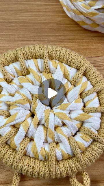 Coiling Basket Weaving, Paracord Basket, Coiled Rope Basket Diy, Braided Macrame, Diy Rope Basket, Tshirt Yarn, Coiled Rope, Rope Baskets, Mixing Colors