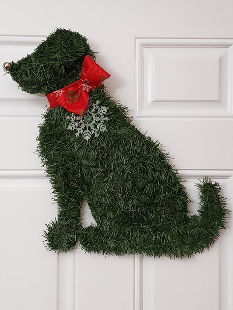 Cat Christmas Wreath, Animal Wreaths, Diy Wreaths Decor, Horse Wreaths, Crochet Christmas Hats, Christmas Wreath Craft, Christmas Branches, The Whoot, Dog Wreath